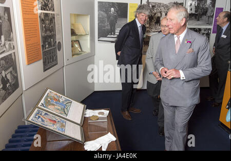 Der Prince Of Wales, Präsident von The National Trust, befasst sich mit Sir Winston Churchill Nobel Friedenspreis Preis, wie er Chartwell House, Kent, der ehemalige Land Haus des Churchill besucht die Restaurierung unterzogen wurde. Stockfoto