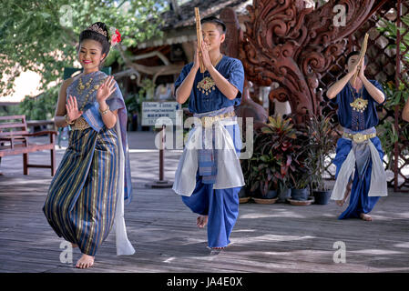 Thailand Tänzer. Traditionelle Thailand Tanzshow und Tänzerinnen im Heiligtum der Wahrheit Tempel, Pattaya, Thailand, Südostasien. Stockfoto