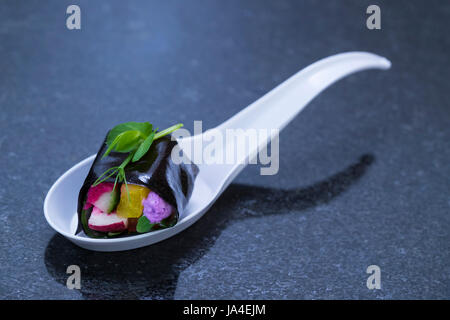 Molekulare Küche Speisen im Buffet Plastikgeschirr Stockfoto