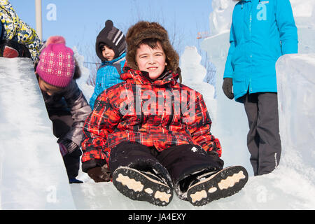 PERM, Russland, Feb, 06.2016: Junge Reiten ein gefrorenen Hügel, urban Esplanade, Leninstraße Stockfoto