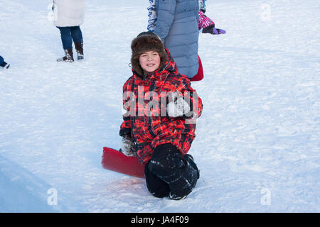 PERM, Russland, Feb, 06.2016: Junge Reiten ein gefrorenen Hügel, urban Esplanade, Leninstraße Stockfoto