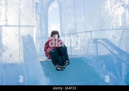 PERM, Russland, Feb, 06.2016: Junge Reiten ein gefrorenen Hügel, urban Esplanade, Leninstraße Stockfoto