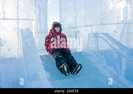 PERM, Russland, Feb, 06.2016: Junge Reiten ein gefrorenen Hügel, urban Esplanade, Leninstraße Stockfoto