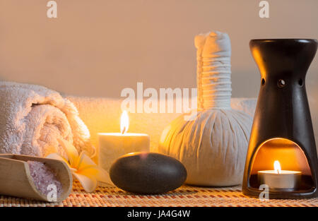 Spa-Massage, mit Kerzenlicht. Stockfoto