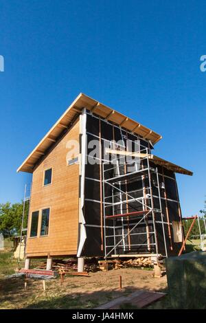 Polystyrol-Dämmung von Holzbauten. Umweltfreundliche Gebäude-Isolierung Stockfoto