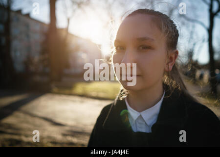 Weibliche Teenager-Mädchen in der Stadt zu Fuß in sonnigen Frühlingstag Stockfoto