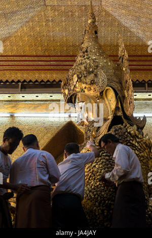 Buddhisten einfügen Blattgold Mahamuni Buddha, Mandalay, Myanmar Stockfoto