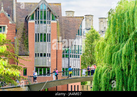 Touristen auf der Mansarde Lane Hostel Brücke über den Fluss Cam außerhalb der Jerwood Bibliothek, Trinity Hall College, Universität Cambridge, England. Stockfoto