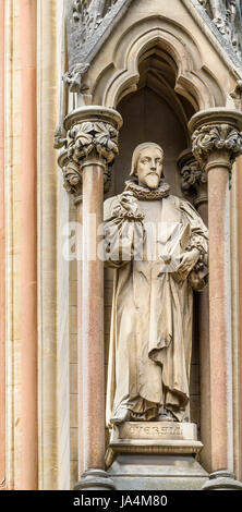 Statue von John insgesamt (1559 – 1619), Bischof, Gelehrter und Theologe an der Außenwand von St. Johns College Kapelle, Universität Cambridge, England. Stockfoto
