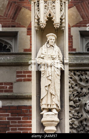 Statue von John Fisher (1465 1535), Bischof, Humanist, Kanzler, Märtyrer, Heiliger, Kardinal, Gelehrter und Theologe an der Außenwand der alten Divi Stockfoto