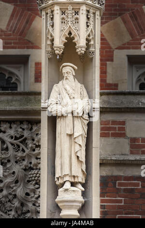Statue von Thomas Cranmer (1489-1556), englischer Gelehrter, Theologe, Bischof und Reformer an der Außenwand der alten Divinity School, St. Johns coll Stockfoto