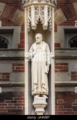 Statue von Joseph Lightfoot (1828-1889), ein englischer Gelehrter und Bischof an der Außenwand der alten Divinity School, Str. Johns Hochschule, Universität o Stockfoto