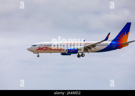 ARECIFE, Spanien - 15. April 2017: Boeing 737-800 der Jet2holidays mit der Registrierung G-JZHA-Landung am Flughafen Lanzarote Stockfoto