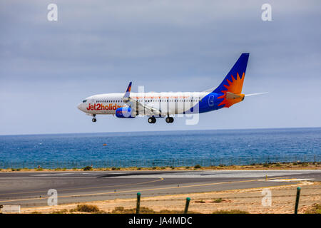 ARECIFE, Spanien - 15. April 2017: Boeing 737-800 der Jet2holidays mit der Registrierung G-JZHA-Landung am Flughafen Lanzarote Stockfoto