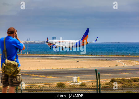 ARECIFE, Spanien - 15. April 2017: Boeing 737-800 der Jet2holidays mit der Registrierung G-JZHA-Landung am Flughafen Lanzarote Stockfoto