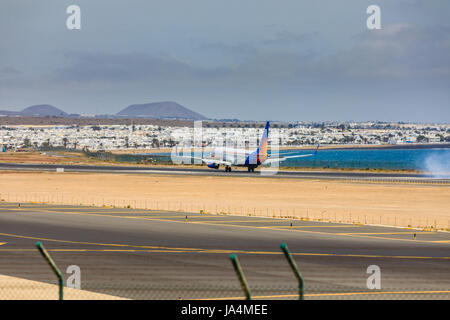 ARECIFE, Spanien - 15. April 2017: Boeing 737-800 der Jet2holidays mit der Registrierung G-JZHA-Landung am Flughafen Lanzarote Stockfoto