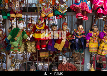 Burmesische Marionetten sind auf Straßen für Souvenirs in Myanmar verkauft. Stockfoto