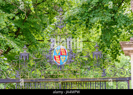 Das Wappen über dem Eingangstor von den "Rücken", Str. Johns Hochschule, Universität Cambridge, England. Stockfoto