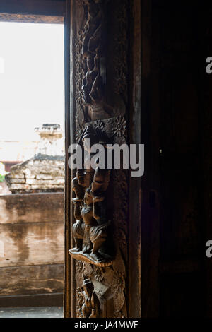 Shwenandaw Kloster ist das einzige originale Gebäude aus Mandalay Palast, der die Bombe während des zweiten Weltkriegs in Mandalay, Myanmar überlebte Stockfoto