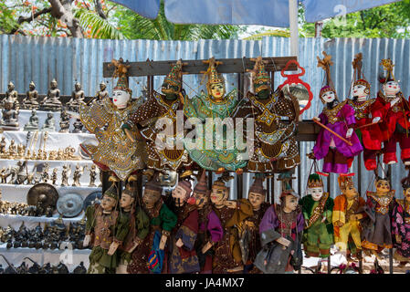 Burmesische Marionetten sind auf Straßen für Souvenirs in Myanmar verkauft. Stockfoto