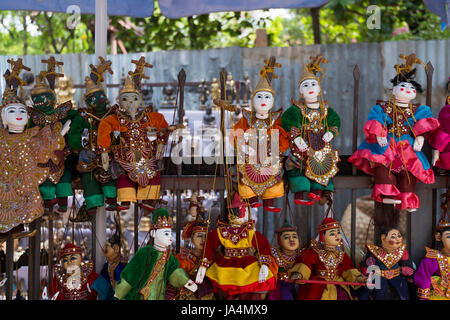 Burmesische Marionetten sind auf Straßen für Souvenirs in Myanmar verkauft. Stockfoto