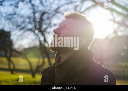 Porträt eines älteren Mannes in einem Park. Er schaut nachdenklich in die Ferne, planen und träumen von der Zukunft Stockfoto
