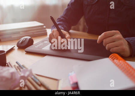 Arbeitsplatz des Designers. Illustrator zeichnet eine Skizze Stockfoto