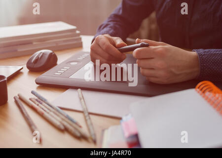 Arbeitsplatz des Designers. Illustrator zeichnet eine Skizze Stockfoto