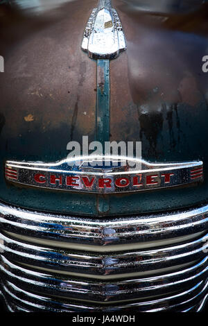Nahaufnahme von der Motorhaube und Front Grill ein rostiger Chevrolet Truck Stockfoto