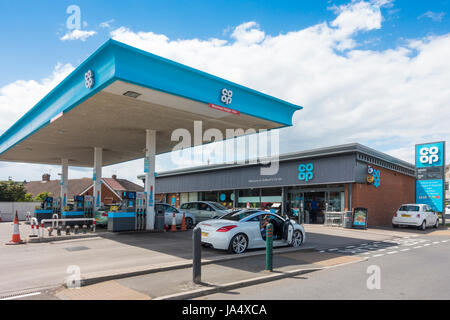 Ehemalige Dorf Esso-Tankstelle und Convenience-Shop jetzt betrieben von der Co-Operative Group Ltd Stockfoto