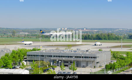 München - 6. Mai 2016: Verkehrsflugzeug Airbus A340 der Lufthansa Airline in München Flughafen landen. Stockfoto