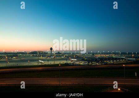 München, Deutschland - 6. Mai 2016: Internationaler Flughafen München benannt in Erinnerung an den ehemaligen bayerischen Ministerpräsidenten Franz Josef Strauß Stockfoto