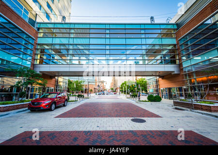 Moderne eingeschlossen Fußgängerbrücke in der Innenstadt von Baltimore, Maryland. Stockfoto