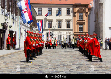 ZAGREB, Kroatien - 3. Juni 2017: Verschiebung der feierlichen wachen auf dem Markusplatz am 3. Juni 2017 in Zagreb. Stockfoto