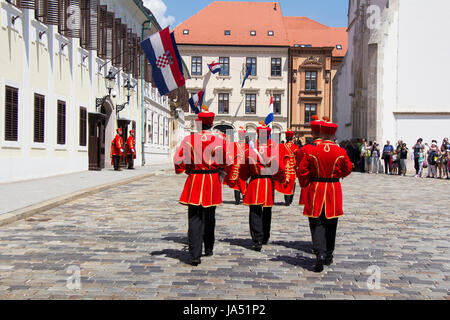 ZAGREB, Kroatien - 3. Juni 2017: Verschiebung der feierlichen wachen auf dem Markusplatz am 3. Juni 2017 in Zagreb. Stockfoto