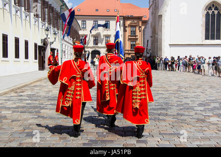 ZAGREB, Kroatien - 3. Juni 2017: Verschiebung der feierlichen wachen auf dem Markusplatz am 3. Juni 2017 in Zagreb. Stockfoto