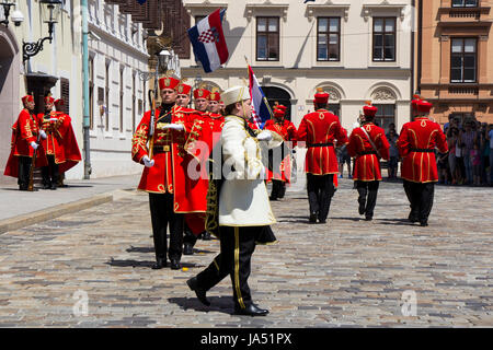 ZAGREB, Kroatien - 3. Juni 2017: Verschiebung der feierlichen wachen auf dem Markusplatz am 3. Juni 2017 in Zagreb. Stockfoto