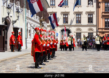 ZAGREB, Kroatien - 3. Juni 2017: Verschiebung der feierlichen wachen auf dem Markusplatz am 3. Juni 2017 in Zagreb. Stockfoto