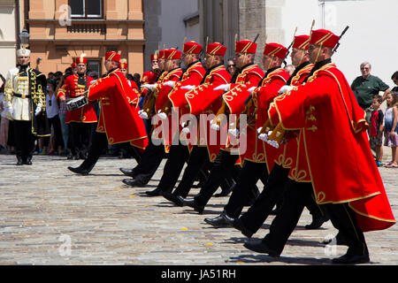 ZAGREB, Kroatien - 3. Juni 2017: Verschiebung der feierlichen wachen auf dem Markusplatz am 3. Juni 2017 in Zagreb. Stockfoto