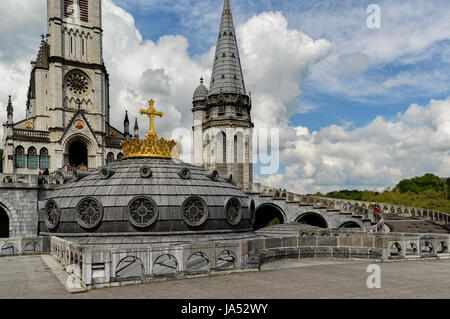 Notre Dame du Rosaire de Lourdes, vergoldete Krone und Kreuz der Basilika der Muttergottes von der Rosenkranz-Pyrenäen, Frankreich Stockfoto