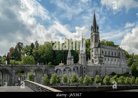 Notre Dame du Rosaire de Lourdes an der Wallfahrtskirche unserer lieben Frau von Lourdes, Pyrenäen, Frankreich. Basilika unserer lieben Frau vom Rosenkranz Stockfoto