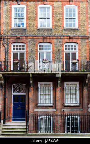 Typische Straßenszene im zentralen Londoner Stadtteil mit bekannten Architektur Fassaden zum städtischen Wohnraums. Stockfoto