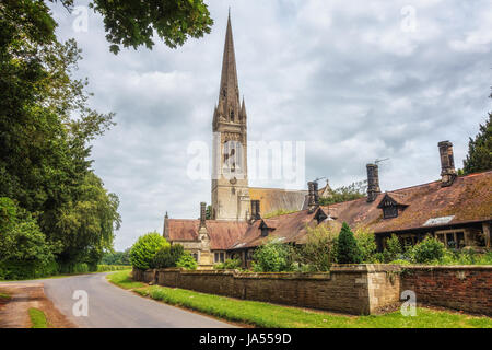 Der hohe Turm des Viktorianischen St Mary'Kirche und Armenhäuser - idyllische Dorf südlich Dalton in East Riding von Yorkshire, England, Großbritannien Stockfoto