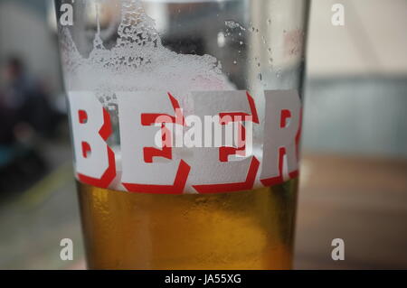 Ein Pint Glas mit dem Wort "Bier" auf ihn in den Garten einer Kneipe in Oxford, England, Vereinigtes Königreich. 2. Juni 2017. Stockfoto