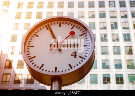 Uhr und Wolkenkratzer in Canary Wharf, Bankenviertel in London. England Stockfoto