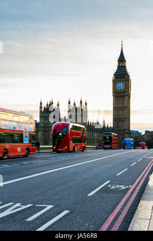 London, Großbritannien. Roter Bus in Bewegung und Big Ben, dem Palace of Westminster. Die Symbole von England Stockfoto
