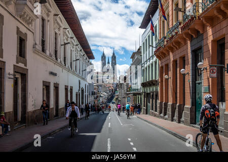 Radfahrer und Fußgänger an einem Sonntag geschlossen Straße von Quito und Basilika del Voto Nacional - Quito, Ecuador Stockfoto