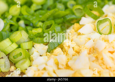 Schnittlauch und Eiern auf hölzernen Hintergrund Stockfoto