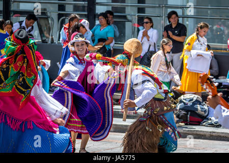 Gruppe in Tracht ecuadorianischen traditionellen Tanz - Quito, Ecuador Stockfoto