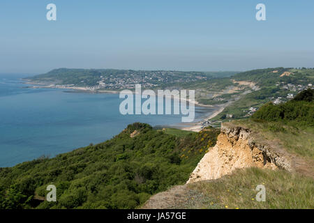 Zeigen Sie vom Dorset Küstenweg von Charmouth, Lyme Regis und Lyme Bay an der Jurassic Coast an einem schönen Sommertag im Mai früh an Stockfoto